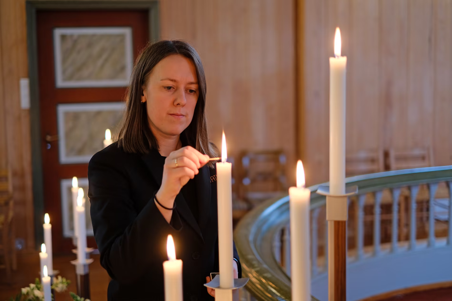 Anna Dyrkolbotn i Vatne begravelsesbyrå tenner et lys