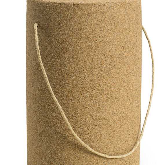En urne med sandmotiv.