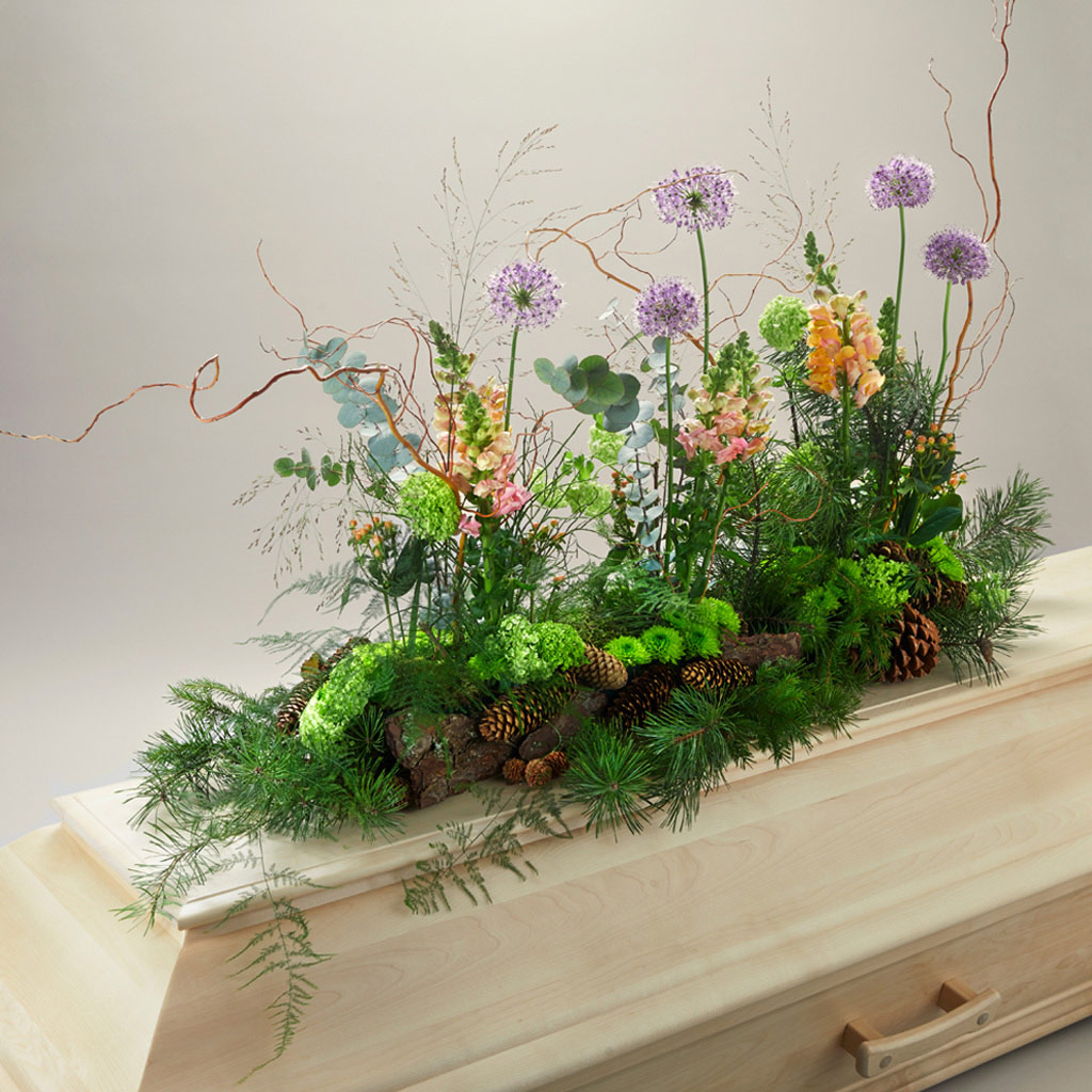 Kistedekorasjon med naturlige blomster